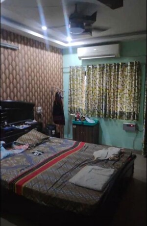 Bedroom in 3 BHK Apartment at Husainganj – for Rent
