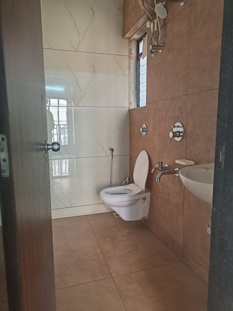 Bathroom, raunak-unnathi-woods 1 Bedroom 430 Sq.Ft. Apartment In Ghodbunder Road Thane 10236149