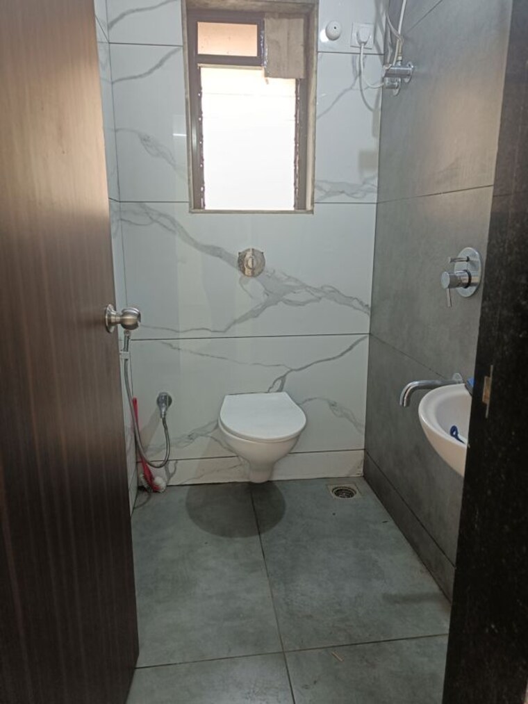 Bathroom, raunak-unnathi-woods 1 Bedroom 430 Sq.Ft. Apartment In Ghodbunder Road Thane 10236149
