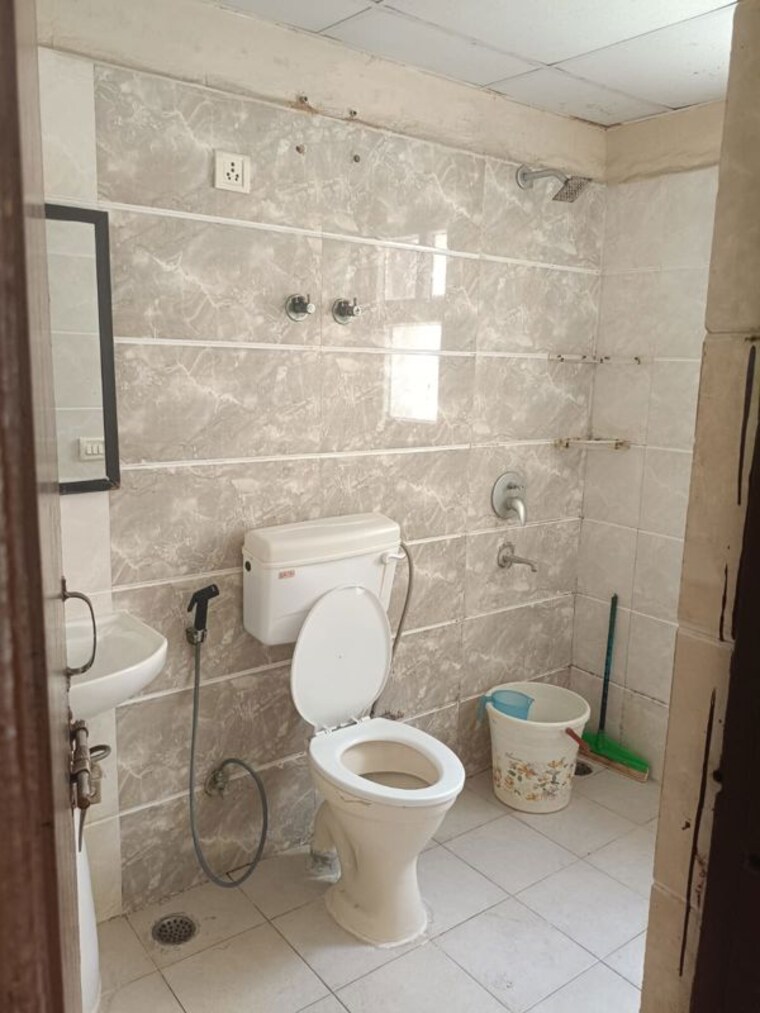 Bathroom, amrapali-silicon-city 3 Bedroom 1420 Sq.Ft. Apartment In Sector 76 Noida 10236288