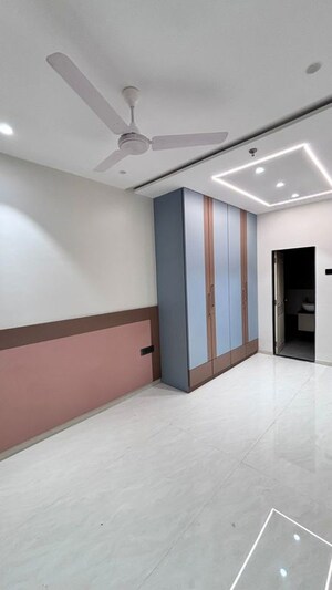 Room in 2 BHK Apartment at Goregaon West – for Rent