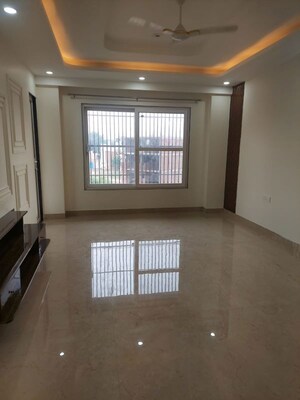 Room in 3 BHK Builder Floor at Ardee City, Sector 52 – for Rent