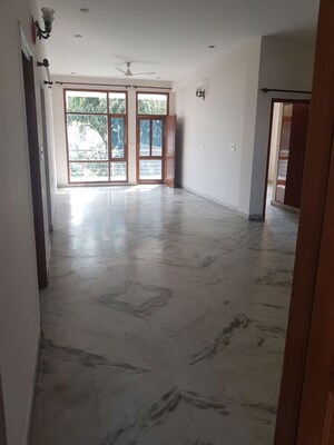 Room in 3 BHK Builder Floor at Sector 42 – for Rent