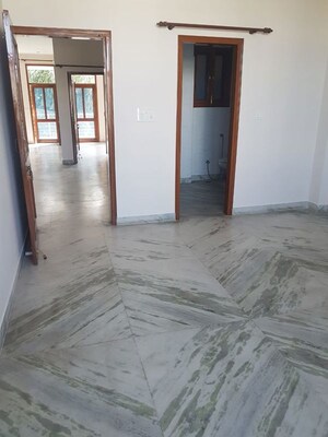 Room in 3 BHK Builder Floor at Sector 42 – for Rent