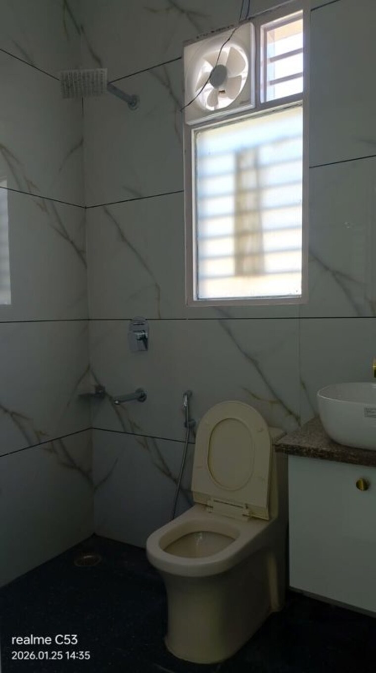 Bathroom, sector 43 2 Bedroom 950 Sq.Ft. Builder Floor In Sector 43 Gurgaon 10236699