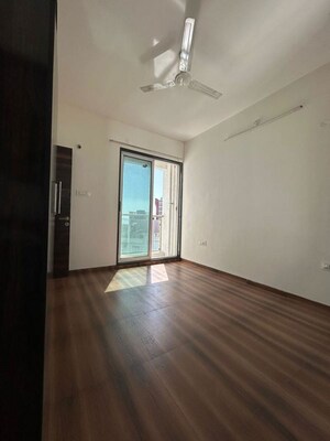 Room in 2 BHK Apartment at L And T Seawoods Residences, Seawoods – for Rent