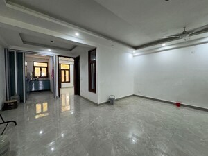 Room in 3 BHK Apartment at Chattarpur – for Rent
