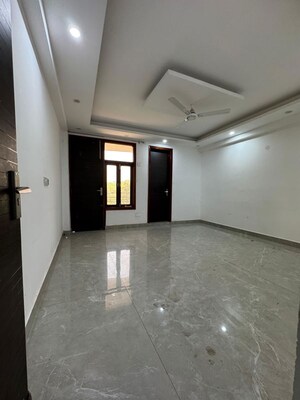 Room in 3 BHK Apartment at Chattarpur – for Rent