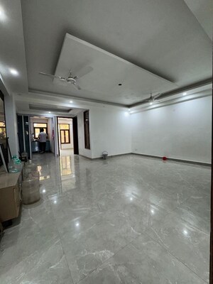 Room in 3 BHK Apartment at Chattarpur – for Rent