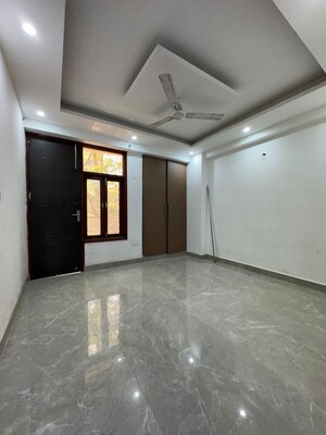 Room in 3 BHK Apartment at Chattarpur – for Rent