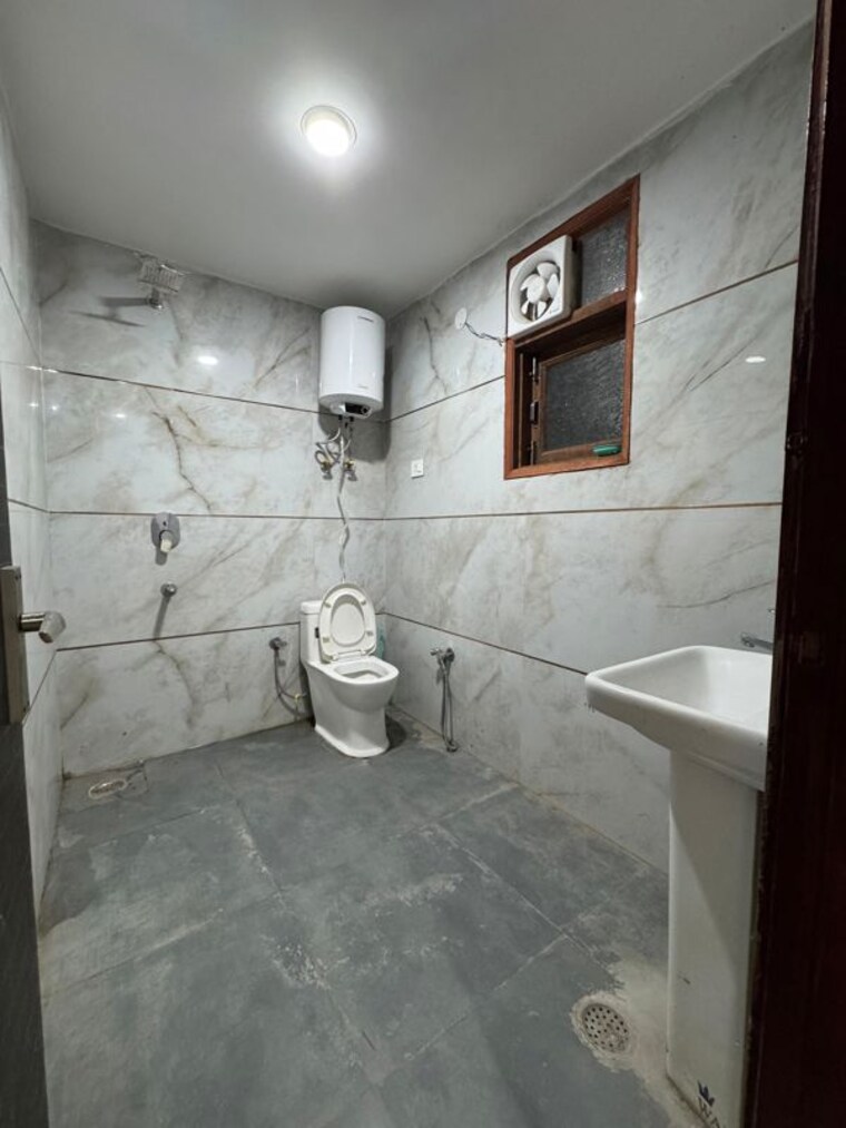 Bathroom, chattarpur 3 Bedroom 1400 Sq.Ft. Apartment In Chattarpur Delhi 10236794
