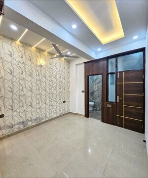 Room in 3 BHK Builder Floor at A and M Shakti Plaza, Shakti Khand Iii – for Rent