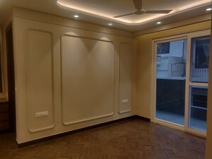 Building Lobby in 4 BHK Builder Floor at South City 1 – for Rent