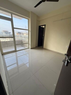 Room in 3 BHK Apartment at Pyramid Altia, Sector 70 – for Rent