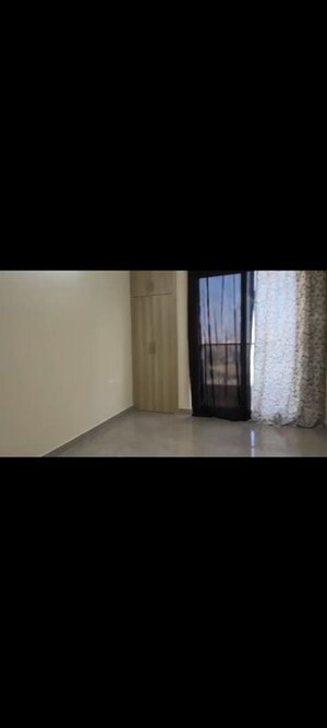 Room in 3 BHK Apartment at Supertech Supernova Nova Residences, Sector 94 – for Rent