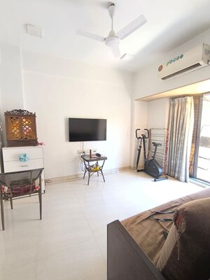 Team Area in 1 BHK Apartment at Manali Building, Malad West – for Rent