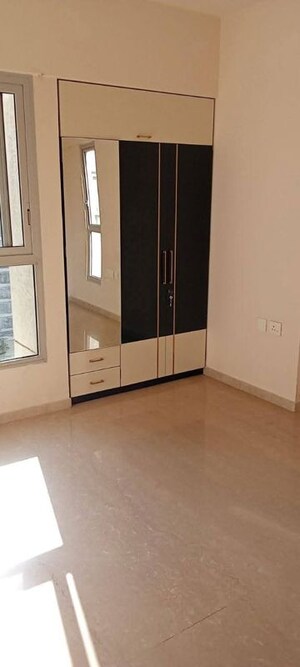 Room in 2 BHK Apartment at Piramal Vaikunth, Balkum Pada – for Rent