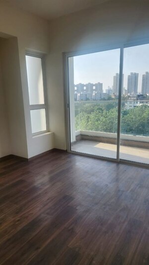 Room in 4 BHK Apartment at Kalpataru Vista, Sector 128 – for Rent