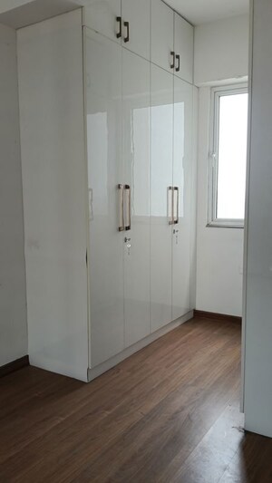 Room in 4 BHK Apartment at Godrej Woods, Sector 43 – for Rent