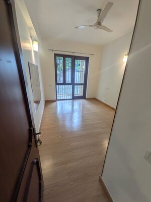 Room in 3 BHK Apartment at Lavelle Road – for Rent