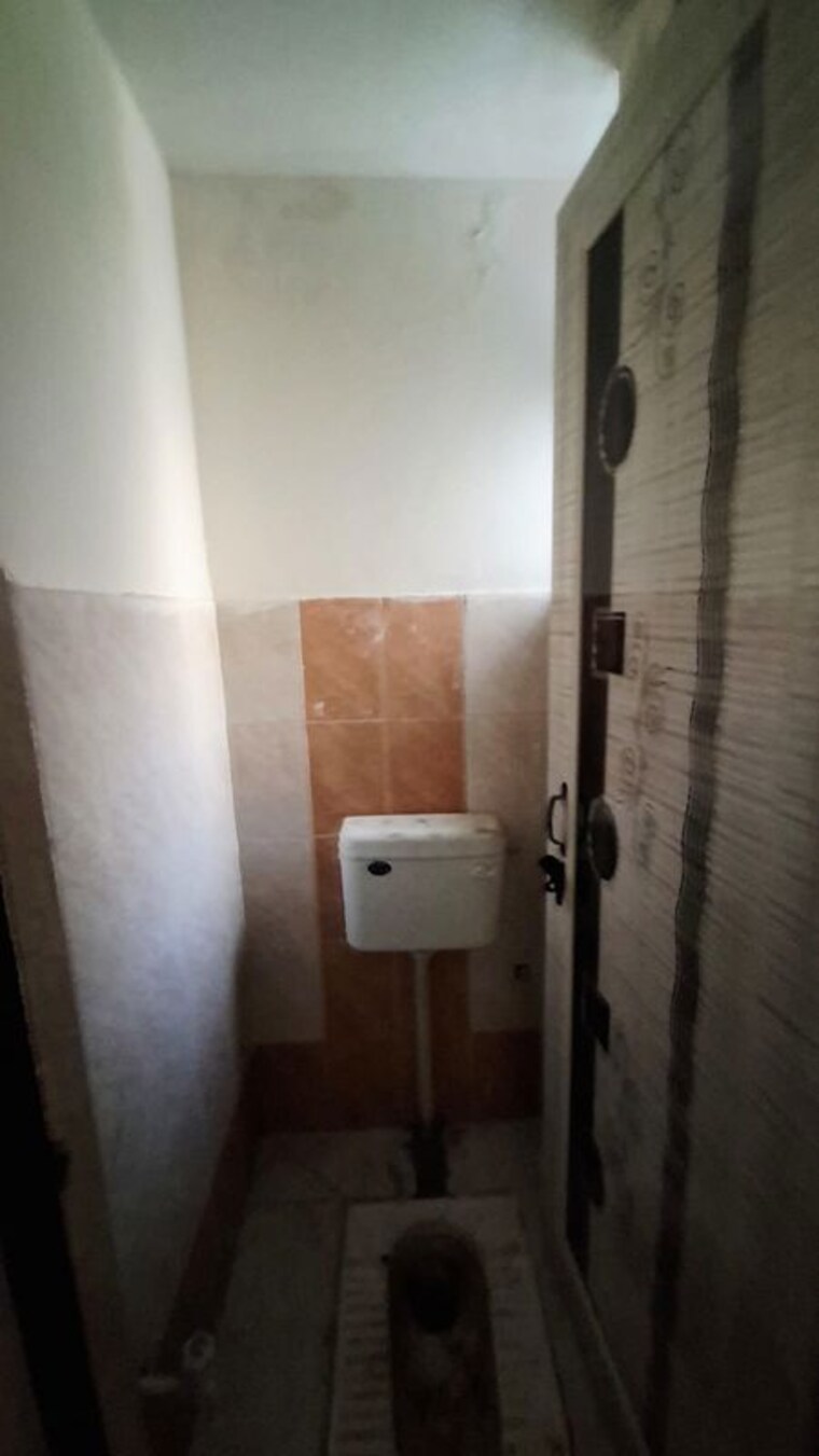 Bathroom, sector 10 greater noida 1.5 Bedroom 30 Sq.Mt. Apartment In Sector 10 Greater Noida Greater Noida 10237261