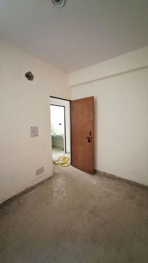 Room in 1.5 BHK Apartment at Sector 10 Greater Noida – for Sale