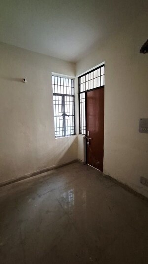 Room in 1.5 BHK Apartment at Sector 10 Greater Noida – for Sale
