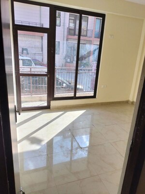 Room in 2 BHK Apartment at Ajnara Sports Republik, Surajpur – for Rent