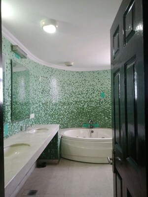 Bathroom in 5 BHK Apartment at Pearls Gateway Tower, Sector 44 – for Rent