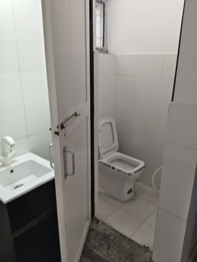 Bathroom, jagriti-apartments 1 Bedroom 450 Sq.Ft. Apartment In Sector 71 Noida 10237384