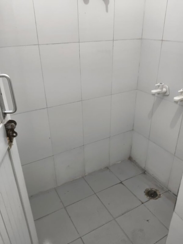 Bathroom, jagriti-apartments 1 Bedroom 450 Sq.Ft. Apartment In Sector 71 Noida 10237384