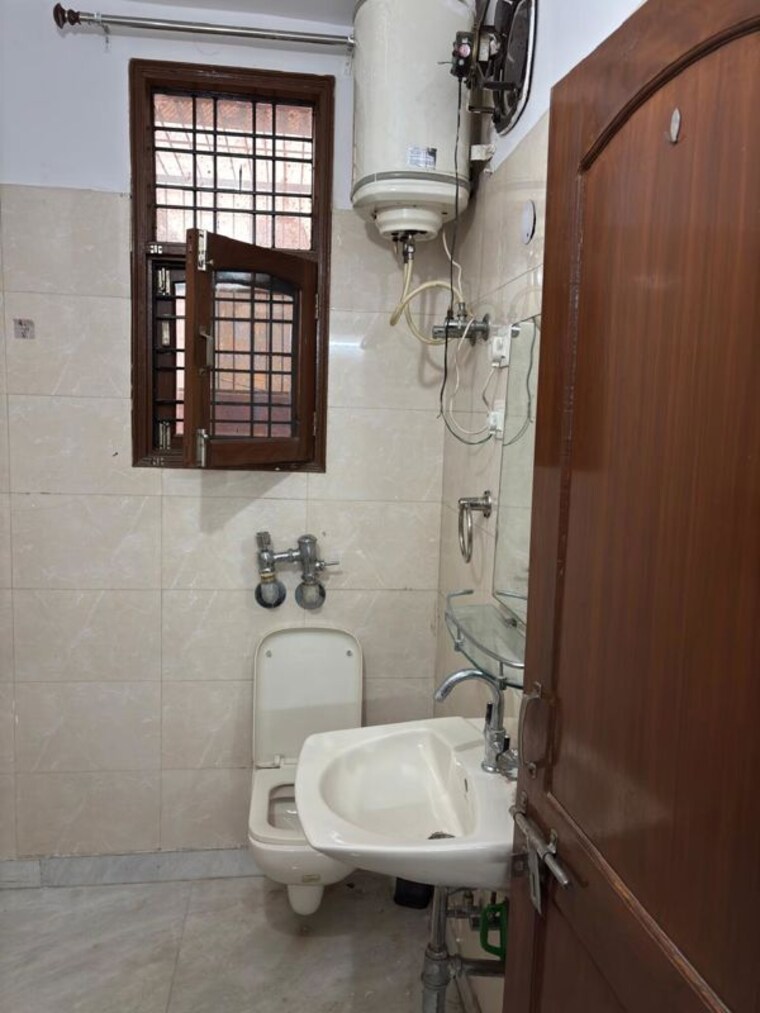 Bathroom, sector 40 2 Bedroom 1460 Sq.Ft. Independent House In Sector 40 Gurgaon 10237362