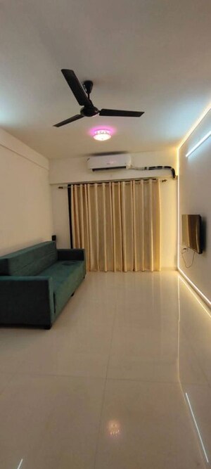 1 BHK Apartment For Rent in Khar West