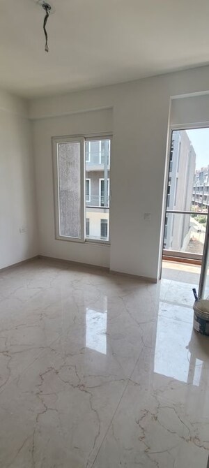 Room in 3 BHK Apartment at Smart World Orchard, Sector 61 – for Rent