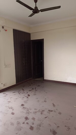 Room in 3 BHK Apartment at Om Nagar – for Rent