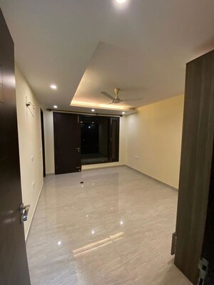 Room in 4 BHK Builder Floor at Sector 57 – for Rent