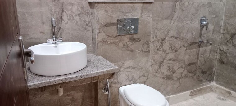 Bathroom, bhogal 1 Bedroom 400 Sq.Ft. Apartment In Bhogal Delhi 10237653