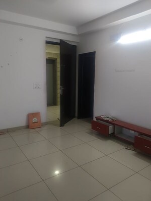 Room in 3.5 BHK Apartment at Gulshan Bellina, Sector 16 Greater Noida – for Rent