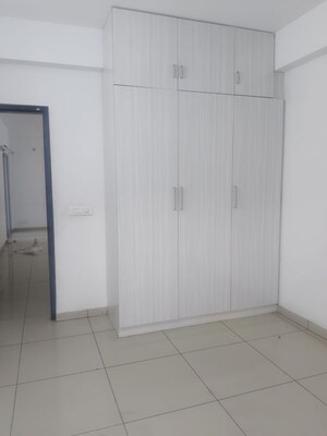 Room in 3.5 BHK Apartment at Gulshan Bellina, Sector 16 Greater Noida – for Rent