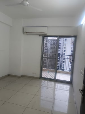 Room in 3.5 BHK Apartment at Gulshan Bellina, Sector 16 Greater Noida – for Rent