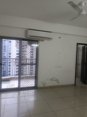Room in 3.5 BHK Apartment at Gulshan Bellina, Sector 16 Greater Noida – for Rent