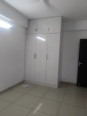 Room in 3.5 BHK Apartment at Gulshan Bellina, Sector 16 Greater Noida – for Rent