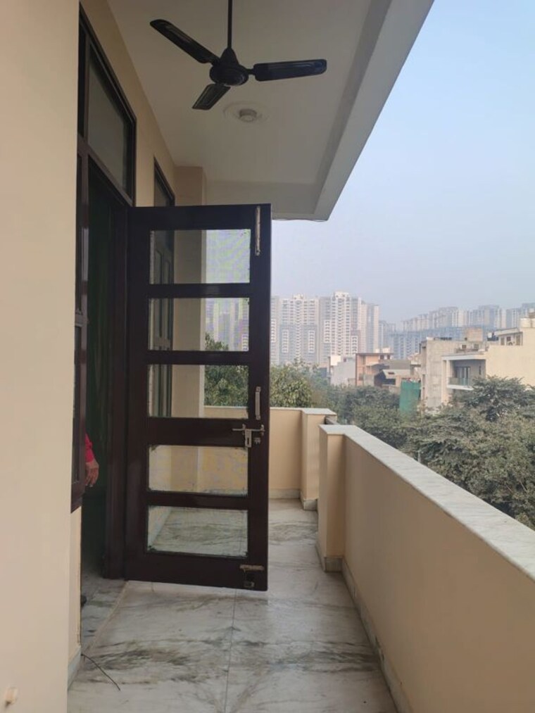 Balcony, sector 31 3.5 Bedroom 300 Sq.Mt. Villa In Sector 31 Noida 10237683