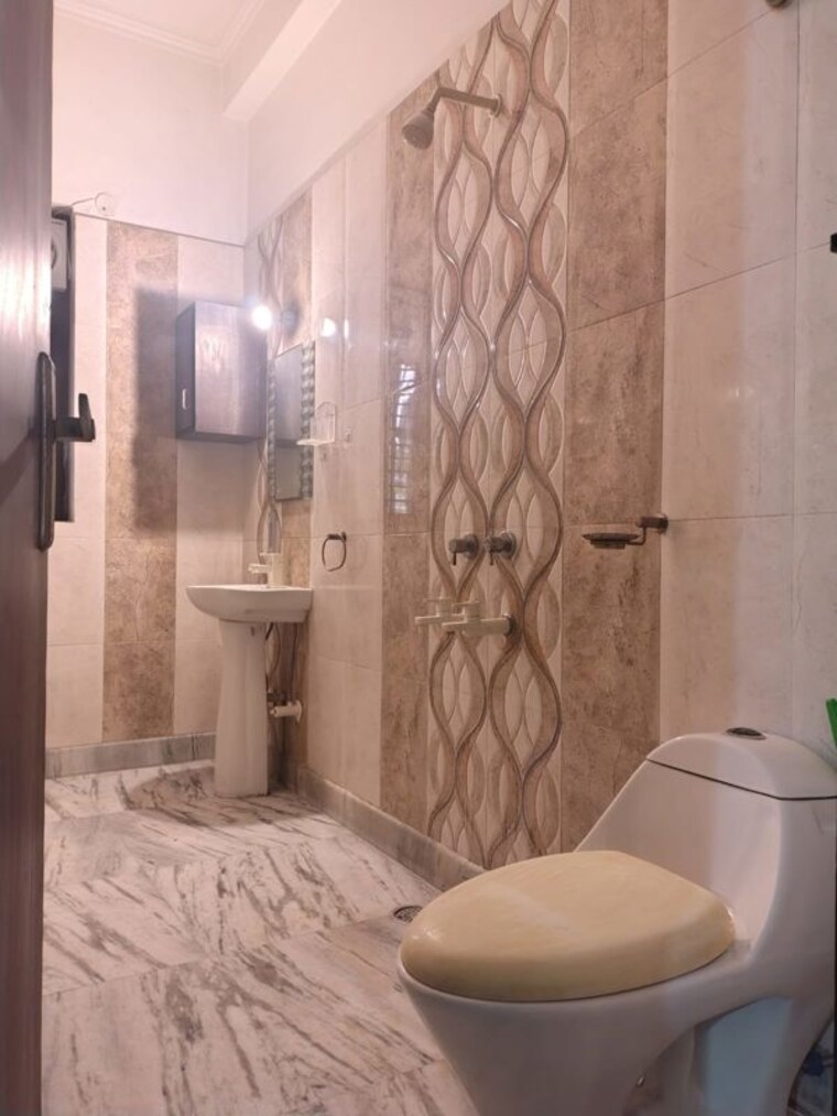 Bathroom, sector 31 3.5 Bedroom 300 Sq.Mt. Villa In Sector 31 Noida 10237683