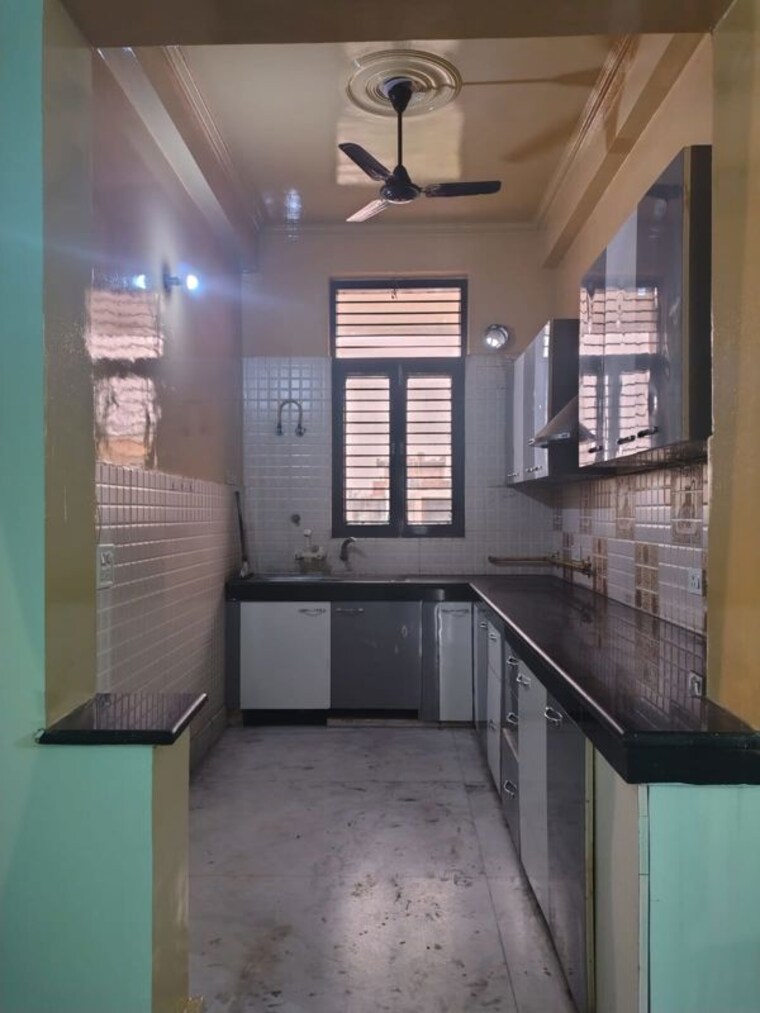 Kitchen, sector 31 3.5 Bedroom 300 Sq.Mt. Villa In Sector 31 Noida 10237683