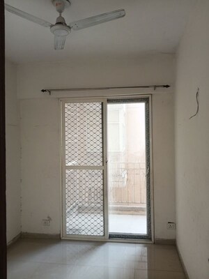 Room in 2.5 BHK Apartment at Mahagun Mywoods III, Sector 16c Greater Noida – for Rent