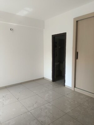 2 BHK Apartment For Rent in Gulshan Bellina, Sector 16 Greater Noida