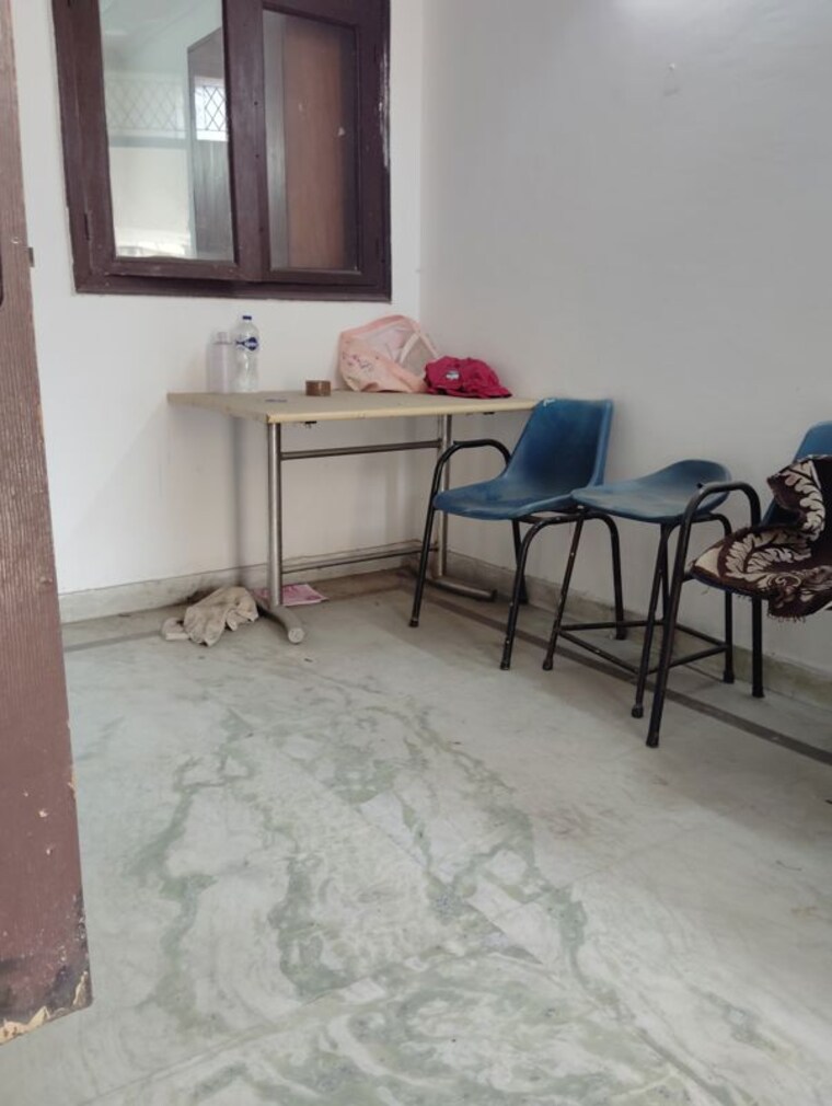 Room, govindpuri 2.5 Bedroom 500 Sq.Ft. Builder Floor In Govindpuri Delhi 10237765