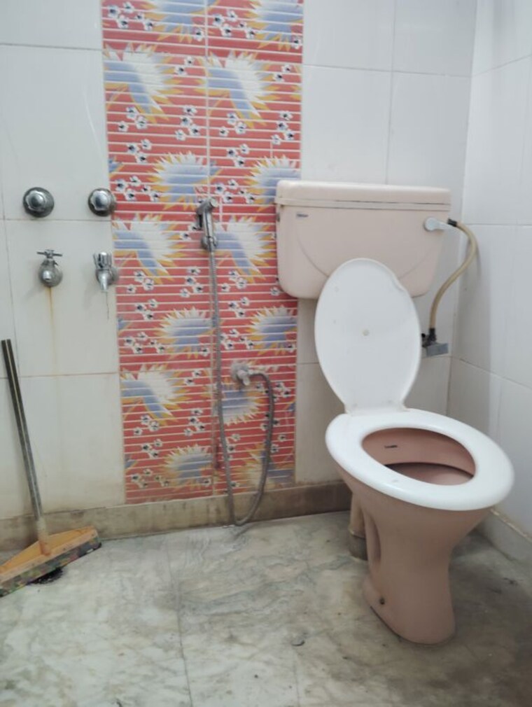 Attached Bathroom, govindpuri 2.5 Bedroom 500 Sq.Ft. Builder Floor In Govindpuri Delhi 10237765
