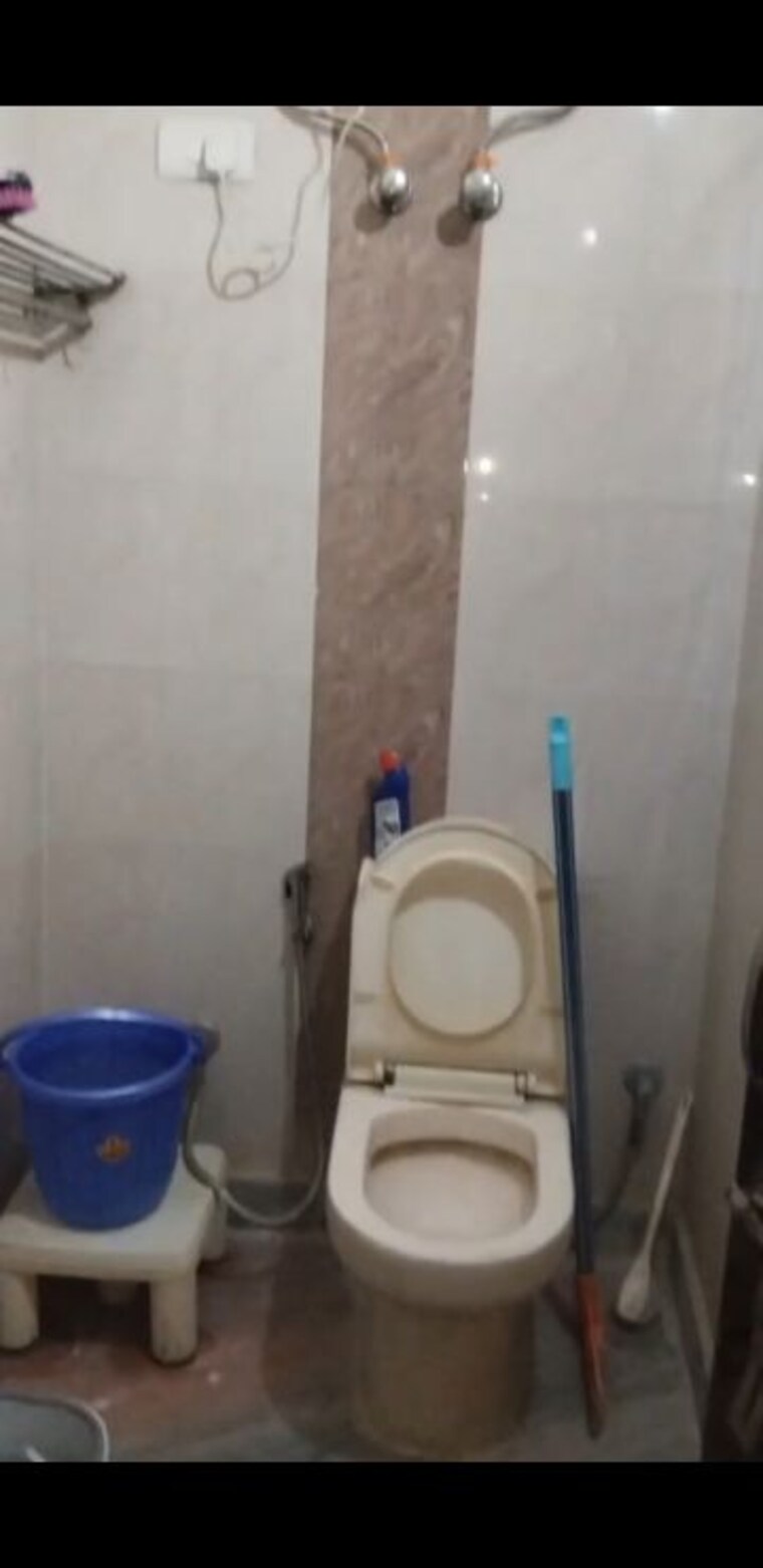 Bathroom, lajpat nagar 4 2 Bedroom 900 Sq.Ft. Builder Floor In Lajpat Nagar 4 Delhi 10190406